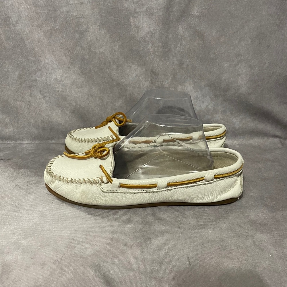 Minnetonka Kilty Moccasin Driving Shoes White Leather Womens 9 Slip On Boat Shoe
